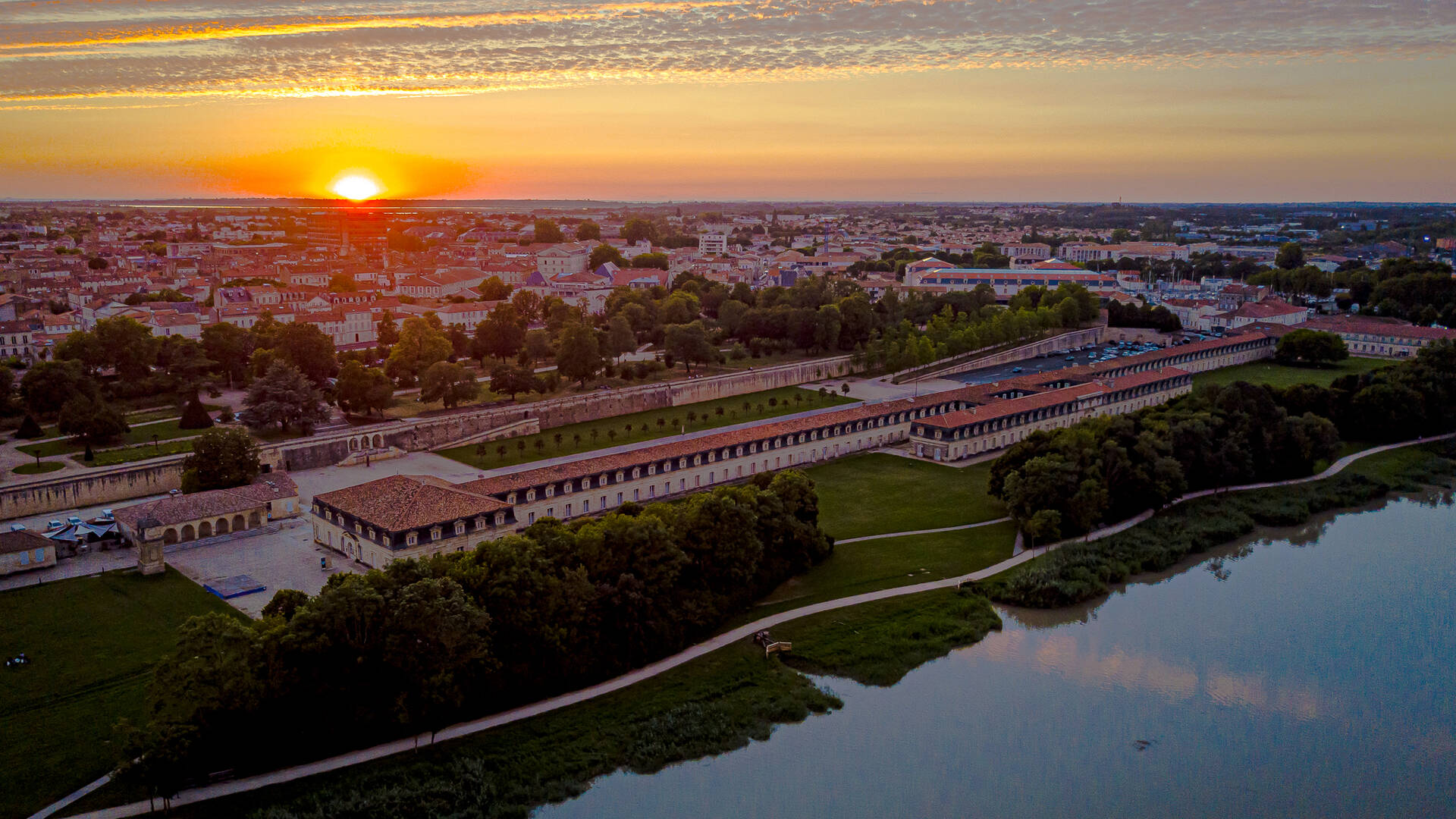 Vue aérienne de la Corderie Royale sur fond de coucher de soleil