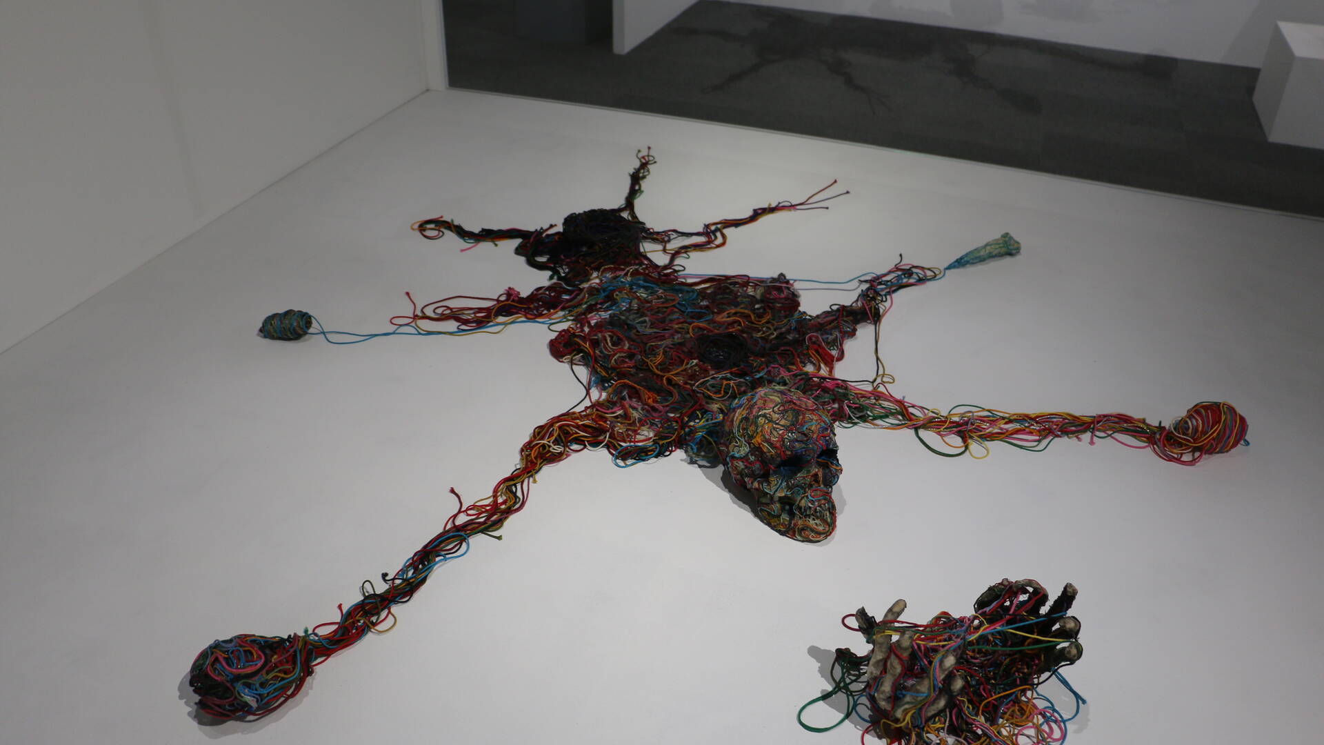 Corps de corde : exposition d'art contemporain à la Corderie Royale, Rochefort Océan