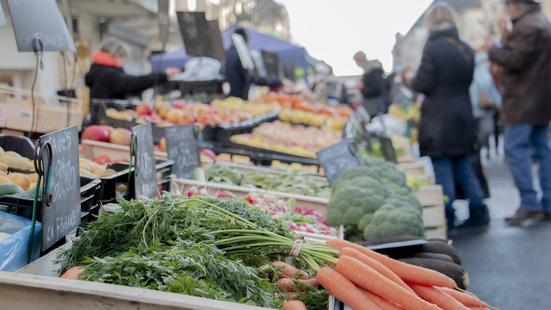 Etals de fruits et légumes locaux ©Charlène Félicité