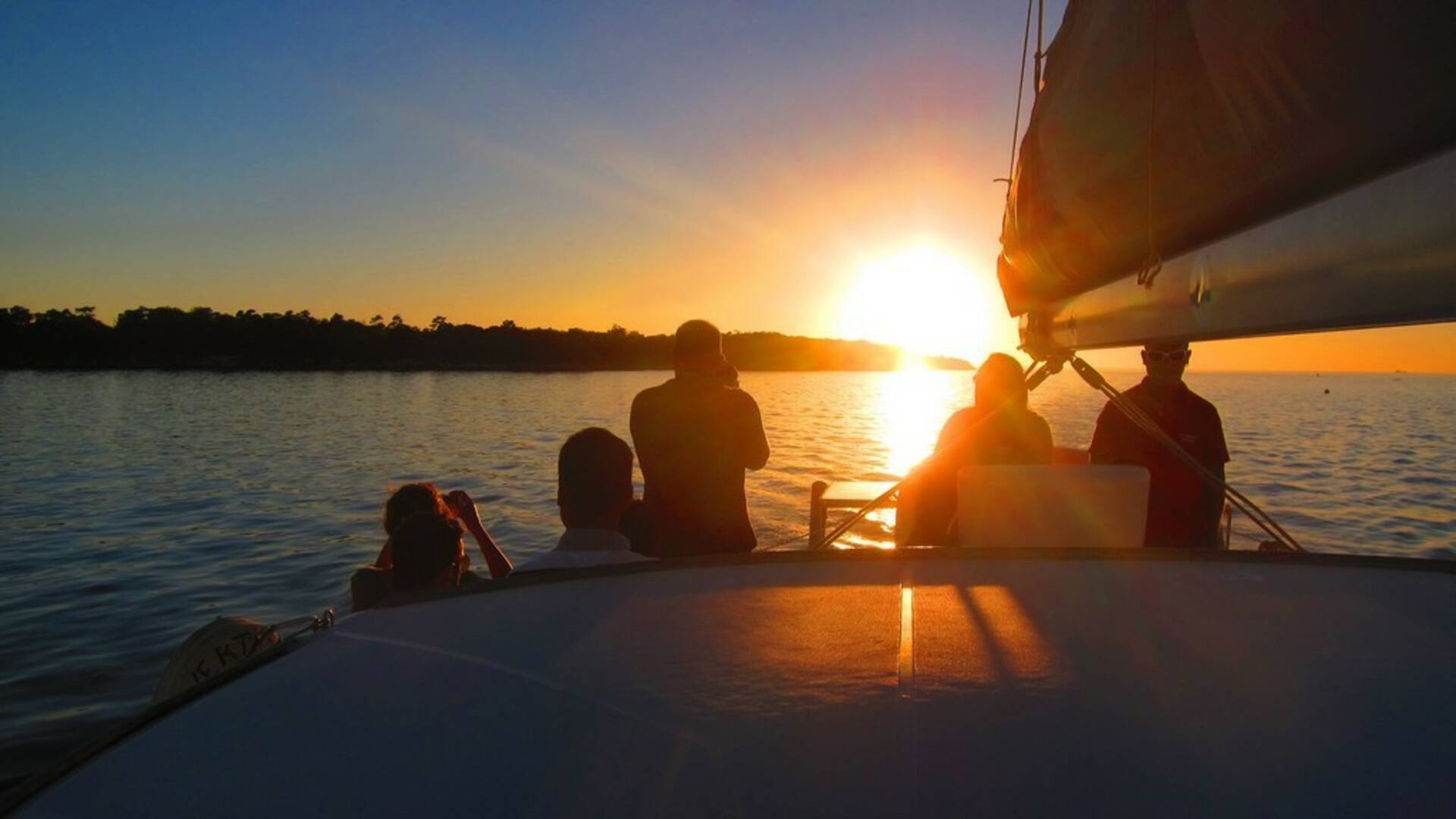 Coucher de soleil sur un catamaran