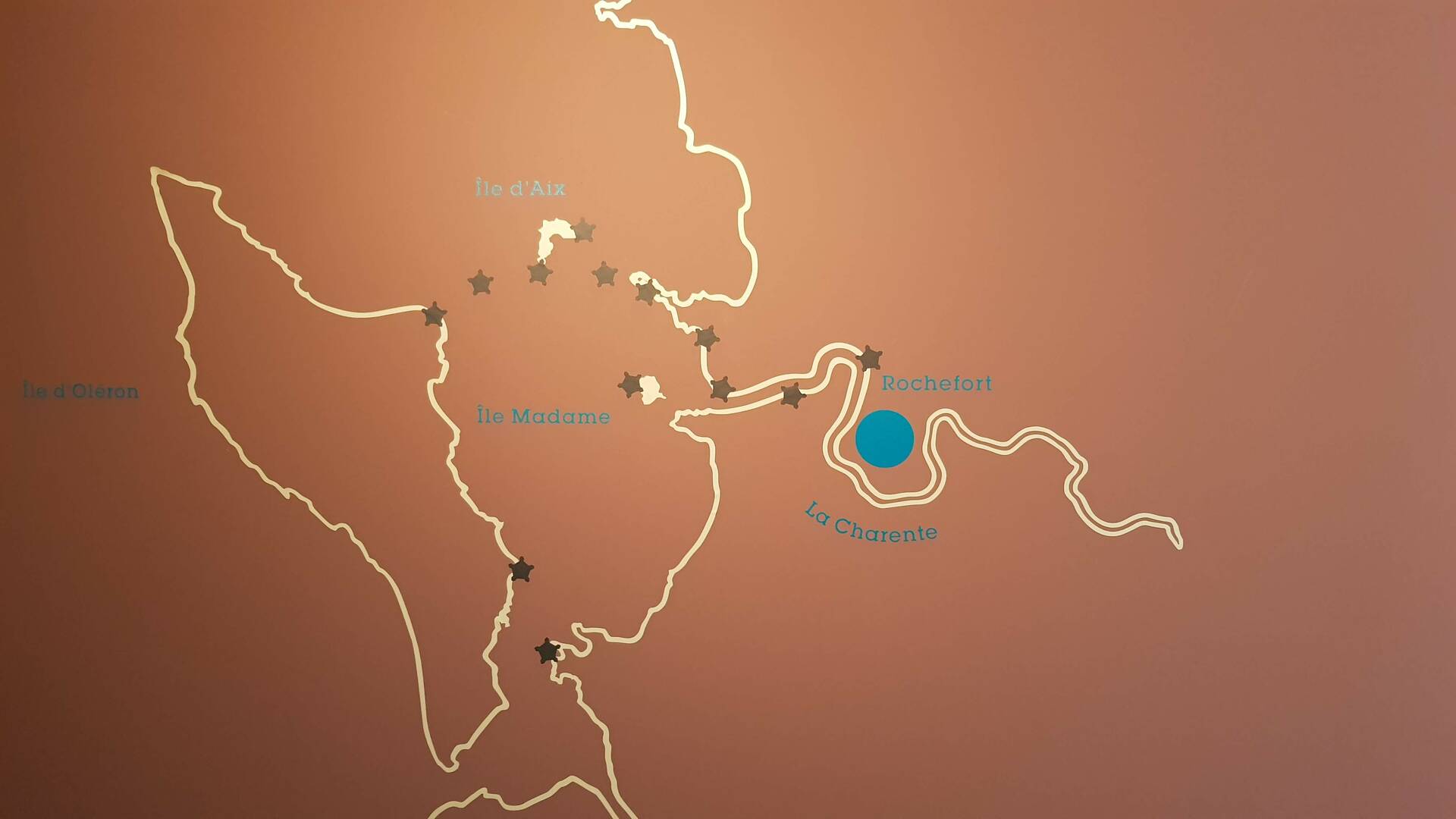 Située au cœur d’un marais dans une boucle de la Charente, Rochefort a été créée au XVIIe siècle - © OT ROchefort Océan