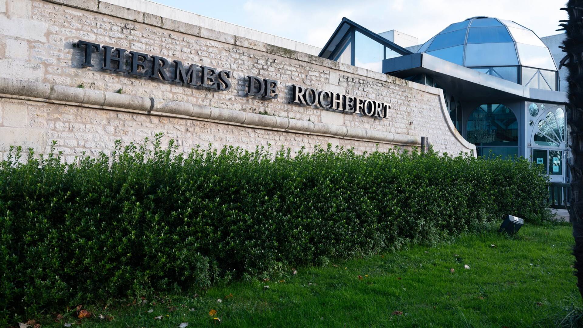 Façade du centre thermal de Rochefort 