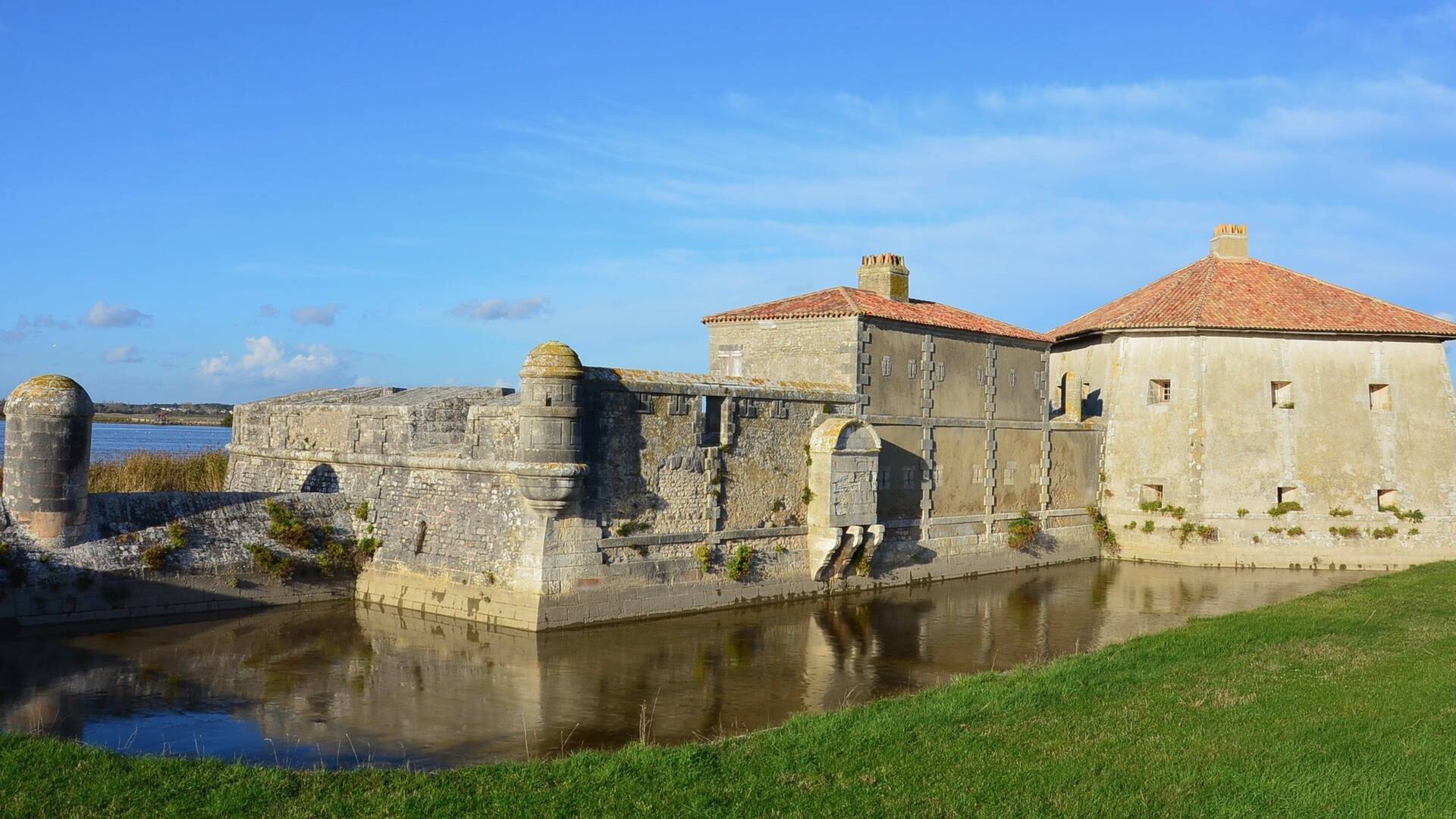 Nautisme, balade en voilier avec le Club Nautique Rochefortais le long du fort Lupin, Rochefort Océan 
