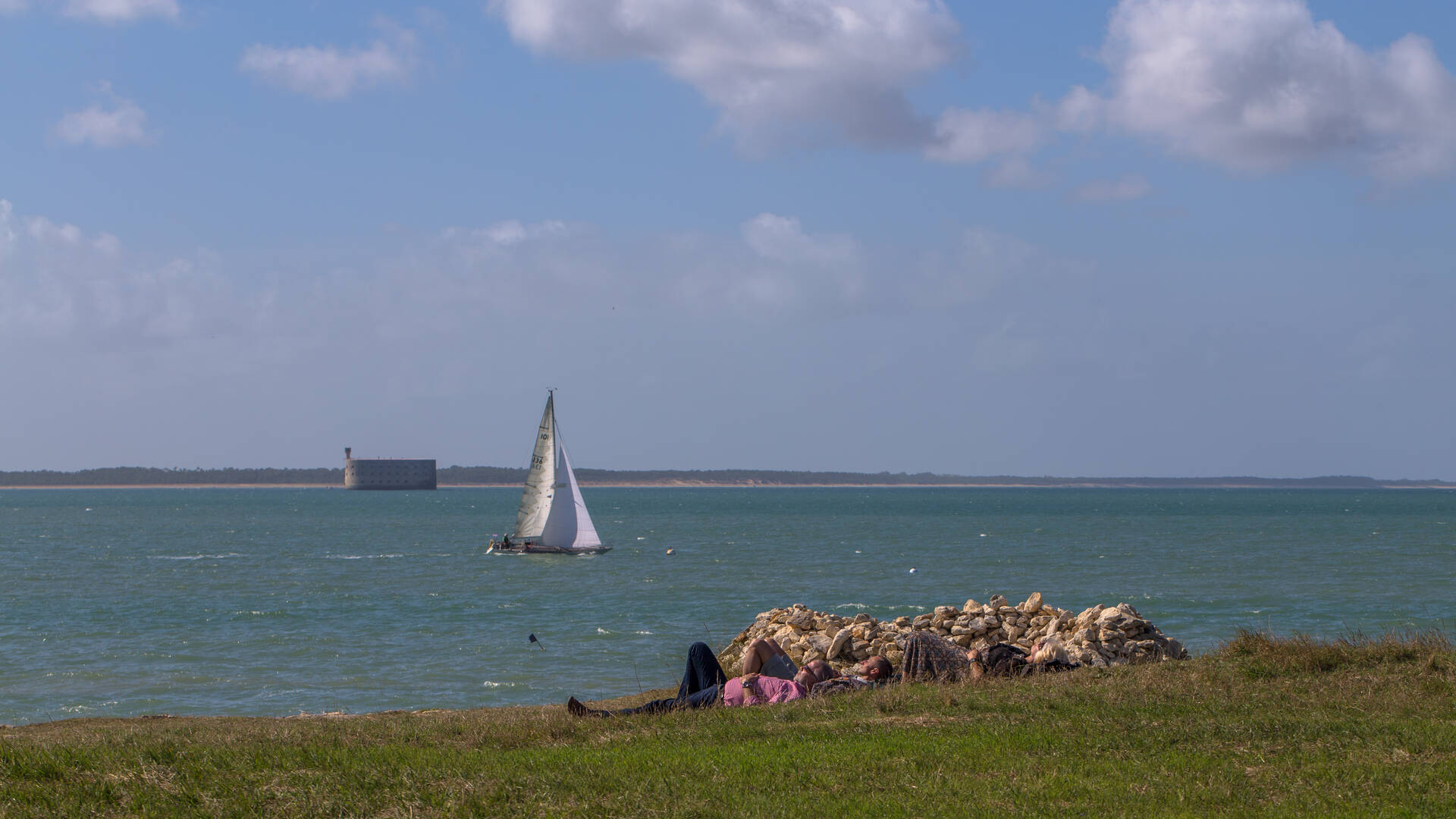 Voilier entre l'Ile d'Aix et le Fort Boyard