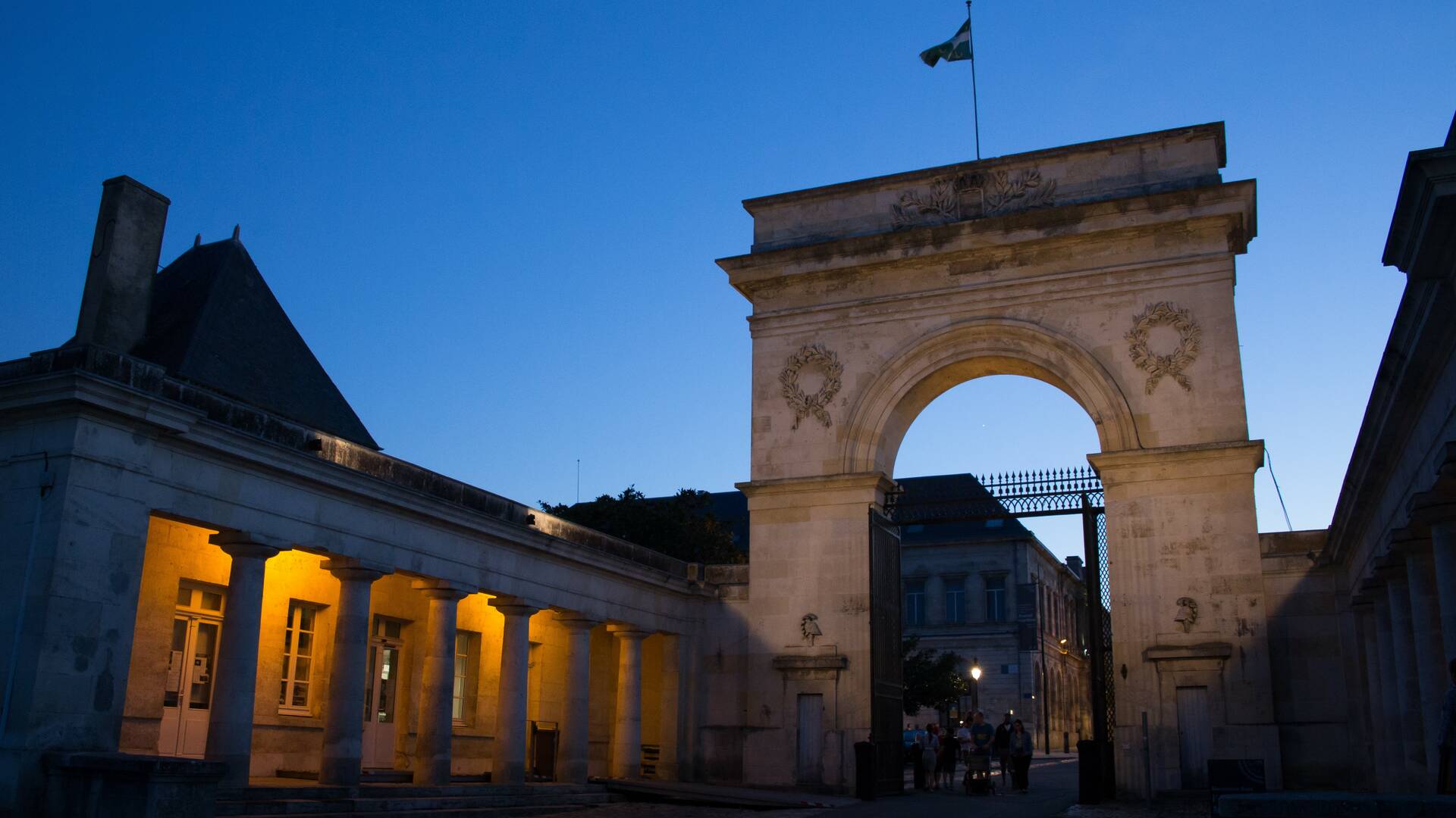 Porte de l'Arsenal en soirée ©S.David