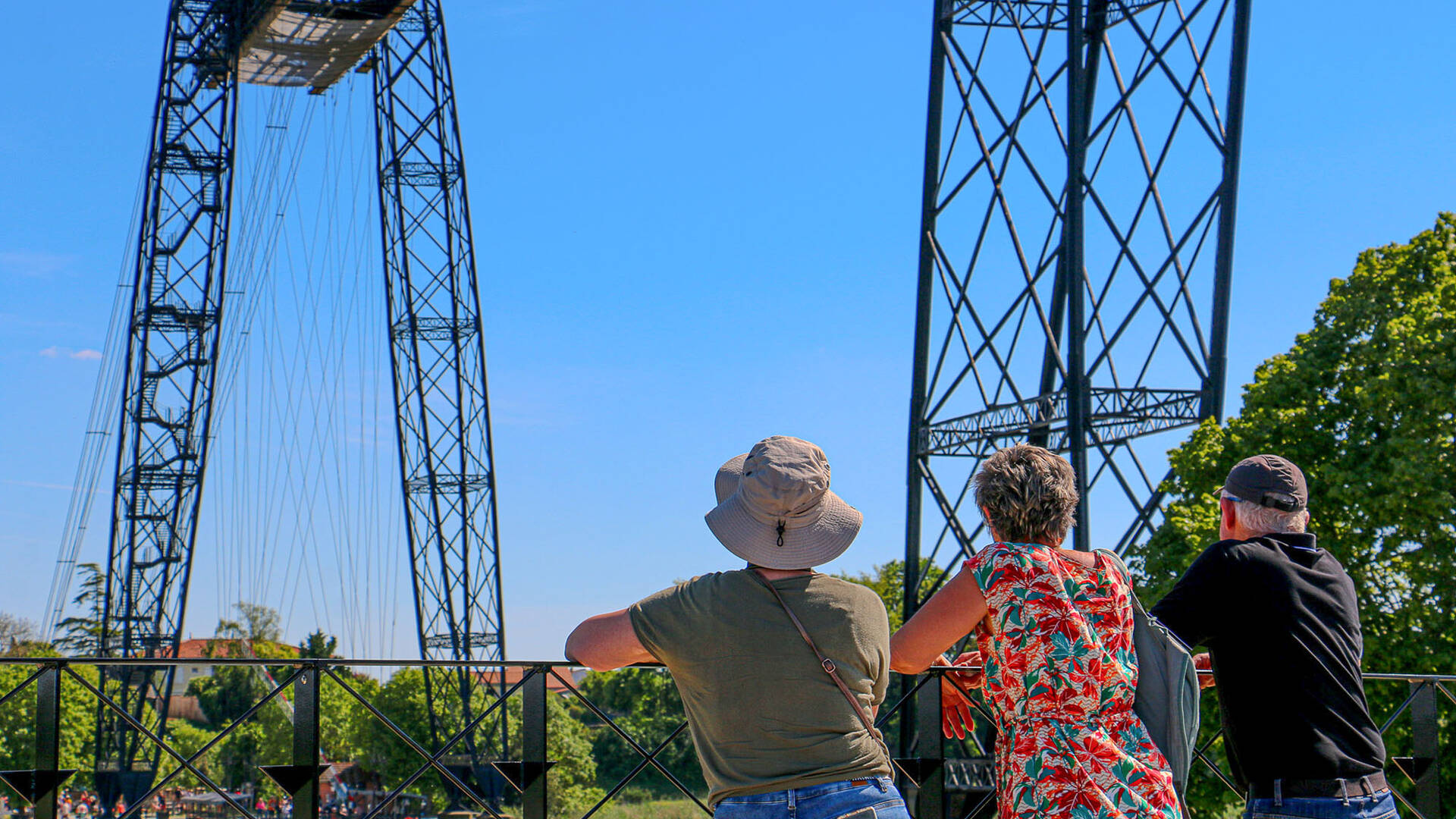 Des visiteurs admirent le Pont depuis la nouvelle terrasse du transbordeur