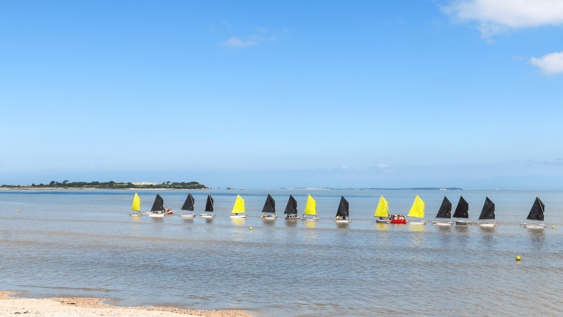 Voile à Port-des-Barques face à l'île Madame 