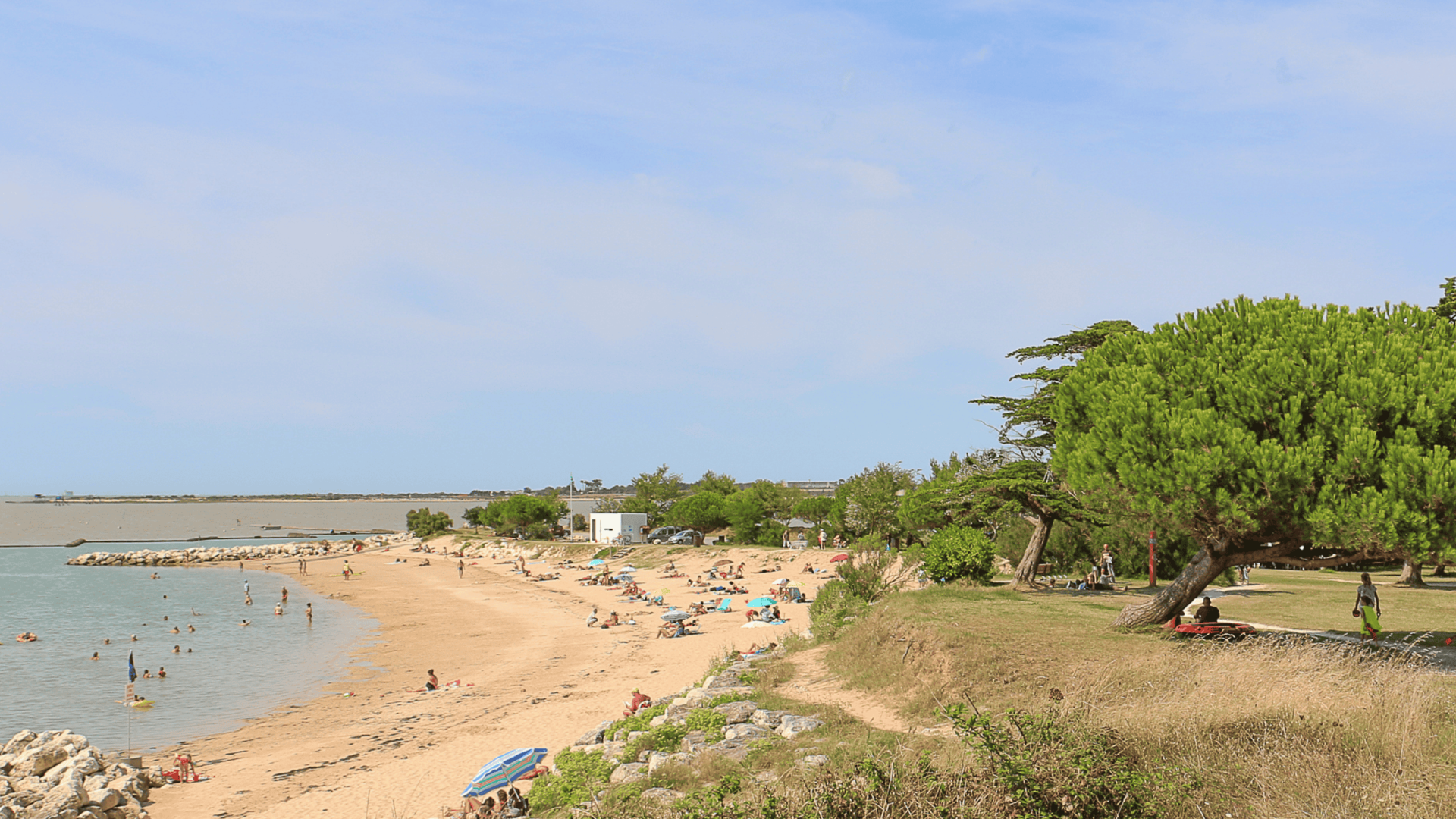 Plage à Port-des-Barques 