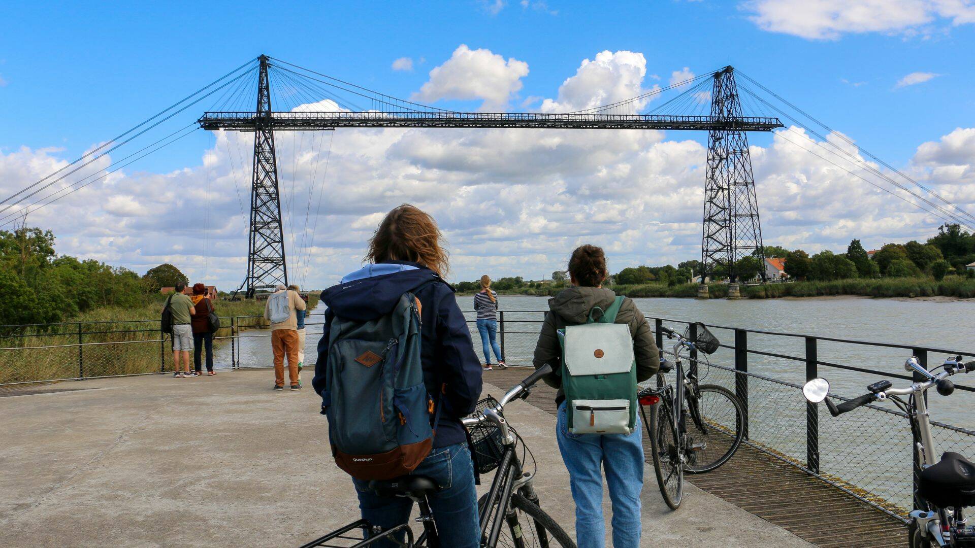 Itinéraire à vélo le long de la Charente, au pied du Pont transbordeur©Office de tourisme