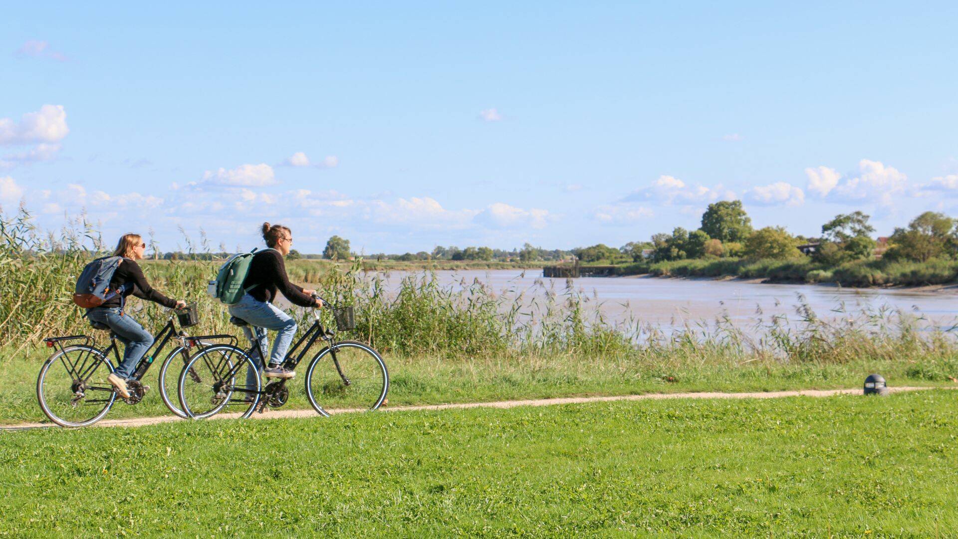 Cyclistes le long de la Charente, face à la Corderie Royale ©Office de tourisme