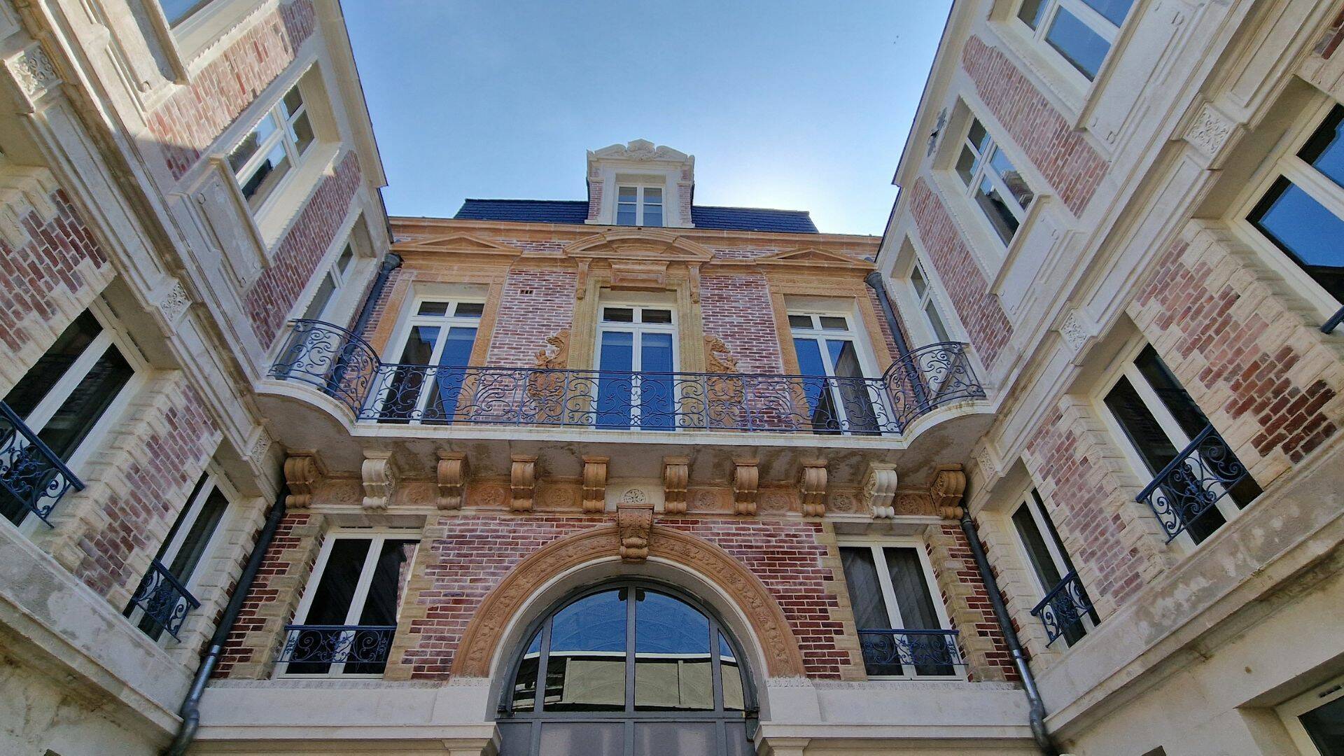 Façade intérieure de l'Hôtel Cordier - Rue de la République Rochefort © C.Ecale