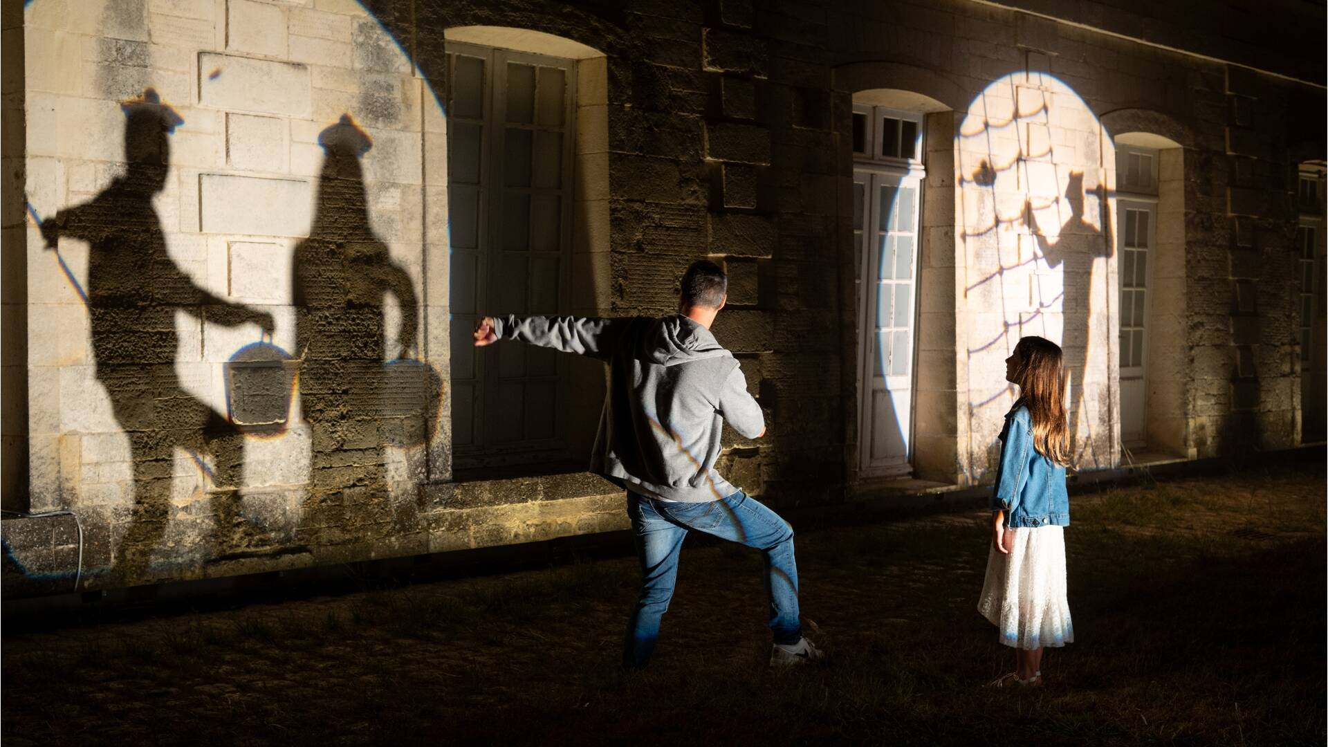 Jeu d'ombres participatif sur les murs de la Corderie Royale à Océana Lumina