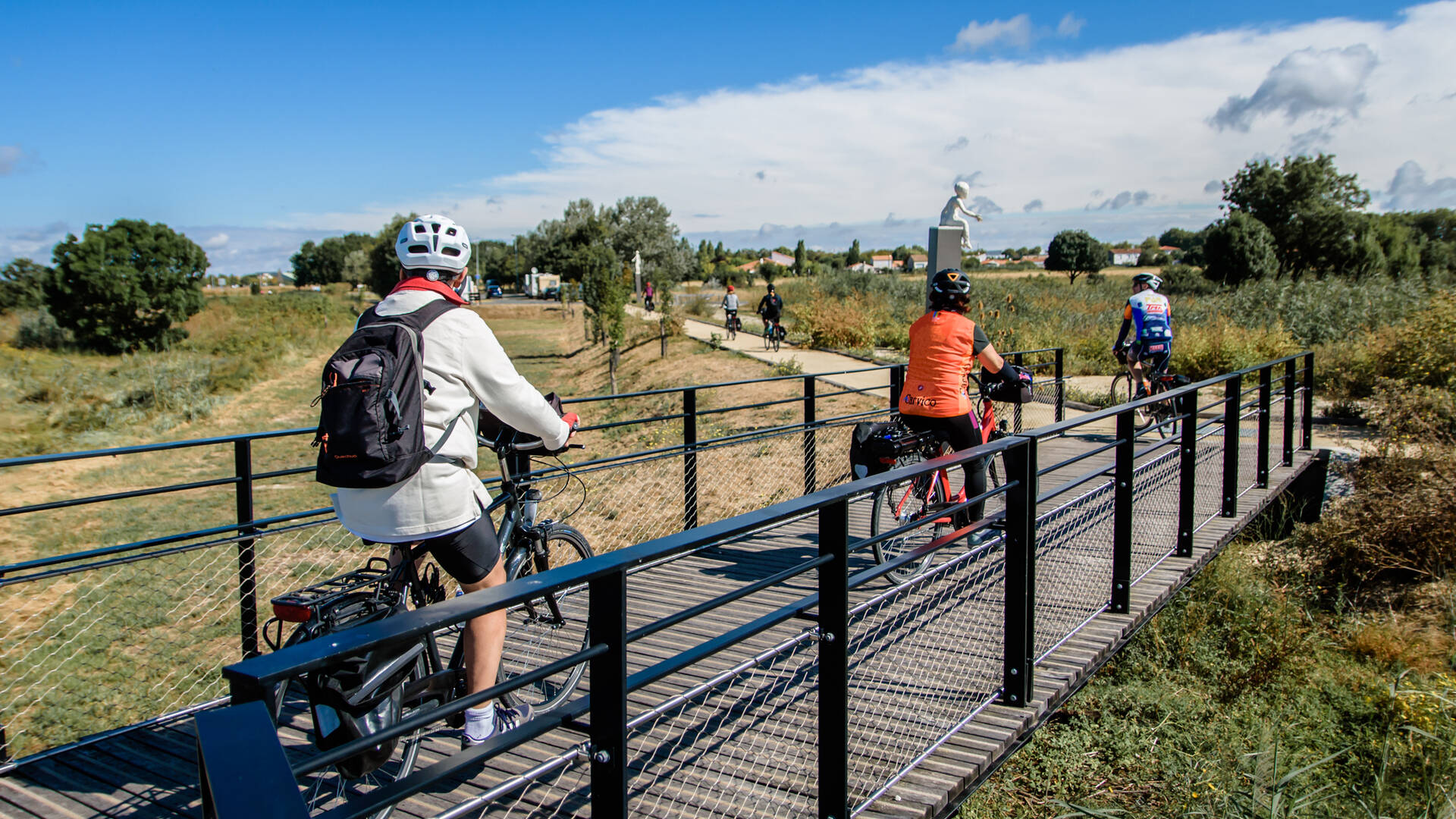 Cyclistes empruntant les chemins de Charente