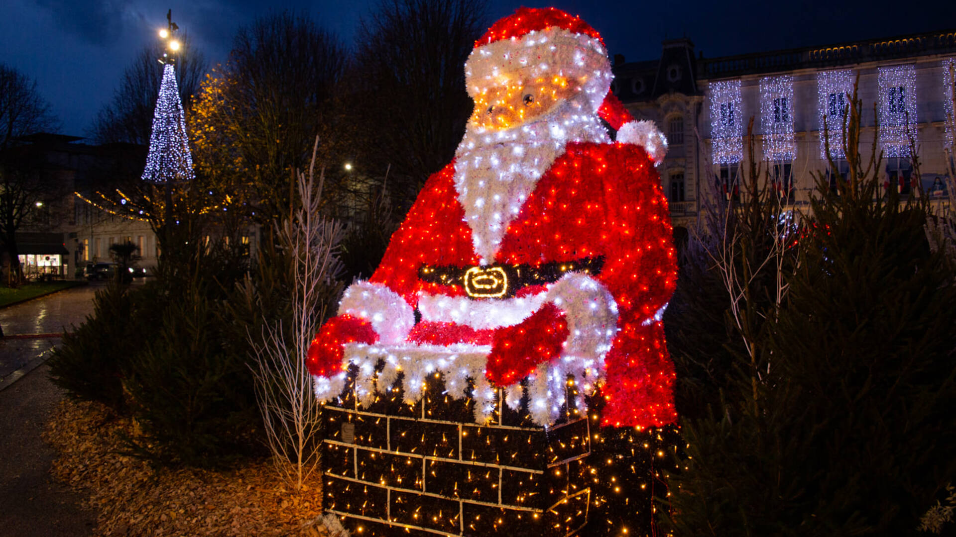 Luminaires de Noël à la Place Colbert de Rochefort ©S.David