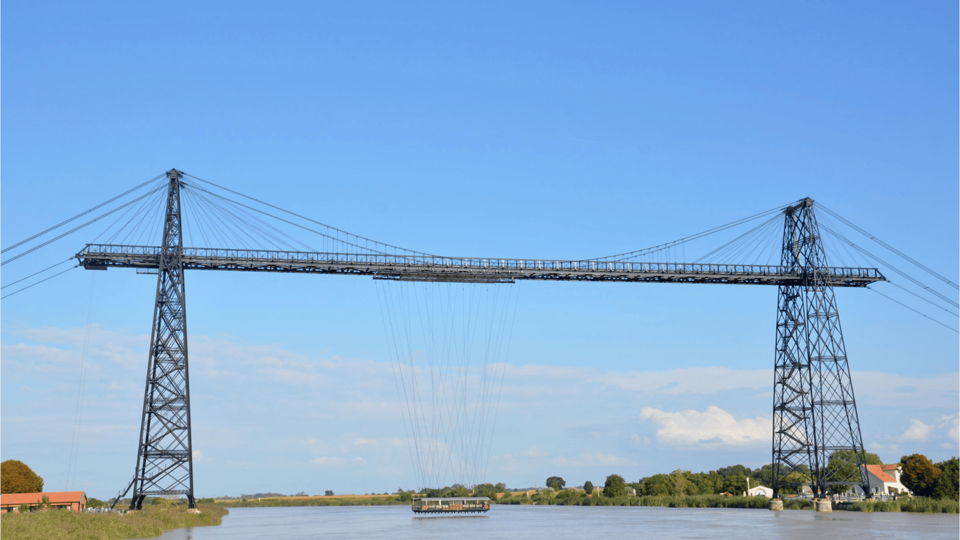 Traversez la Charente à bord du Pont Transbordeur ©Les Coflocs