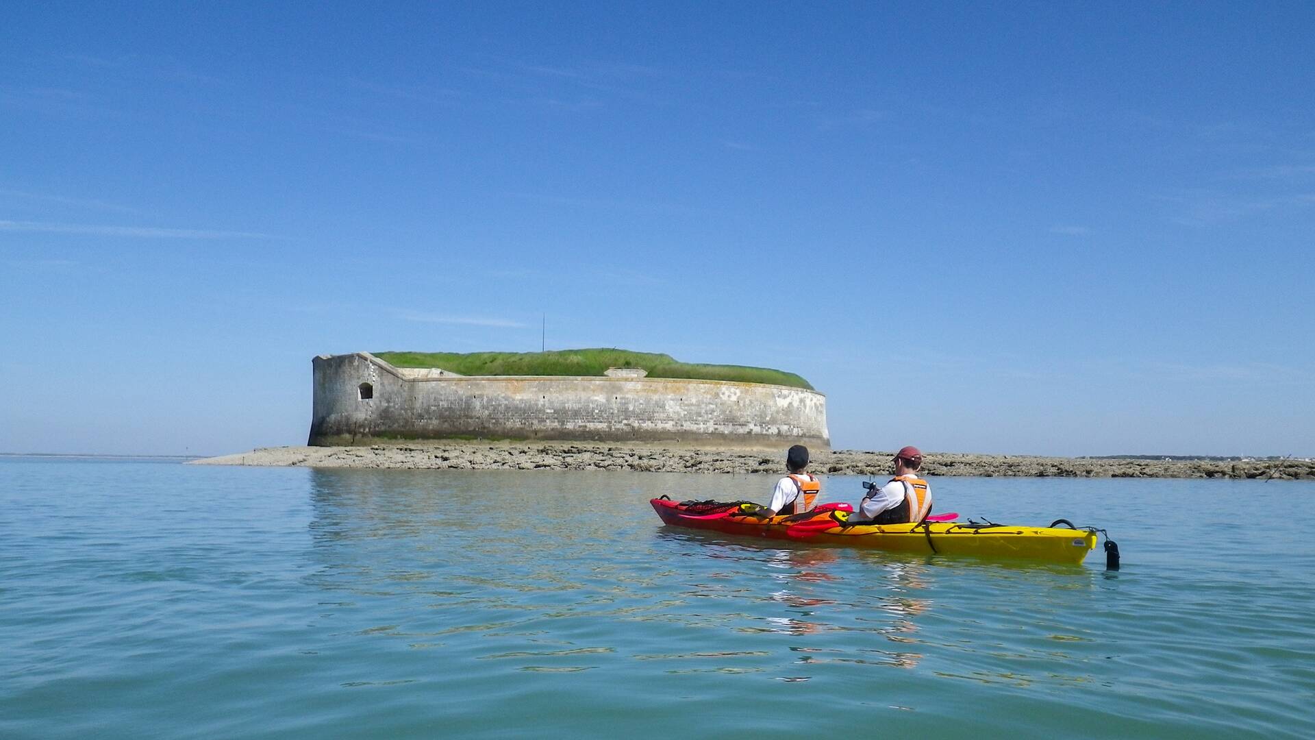 En kayak devant le Fort Enet