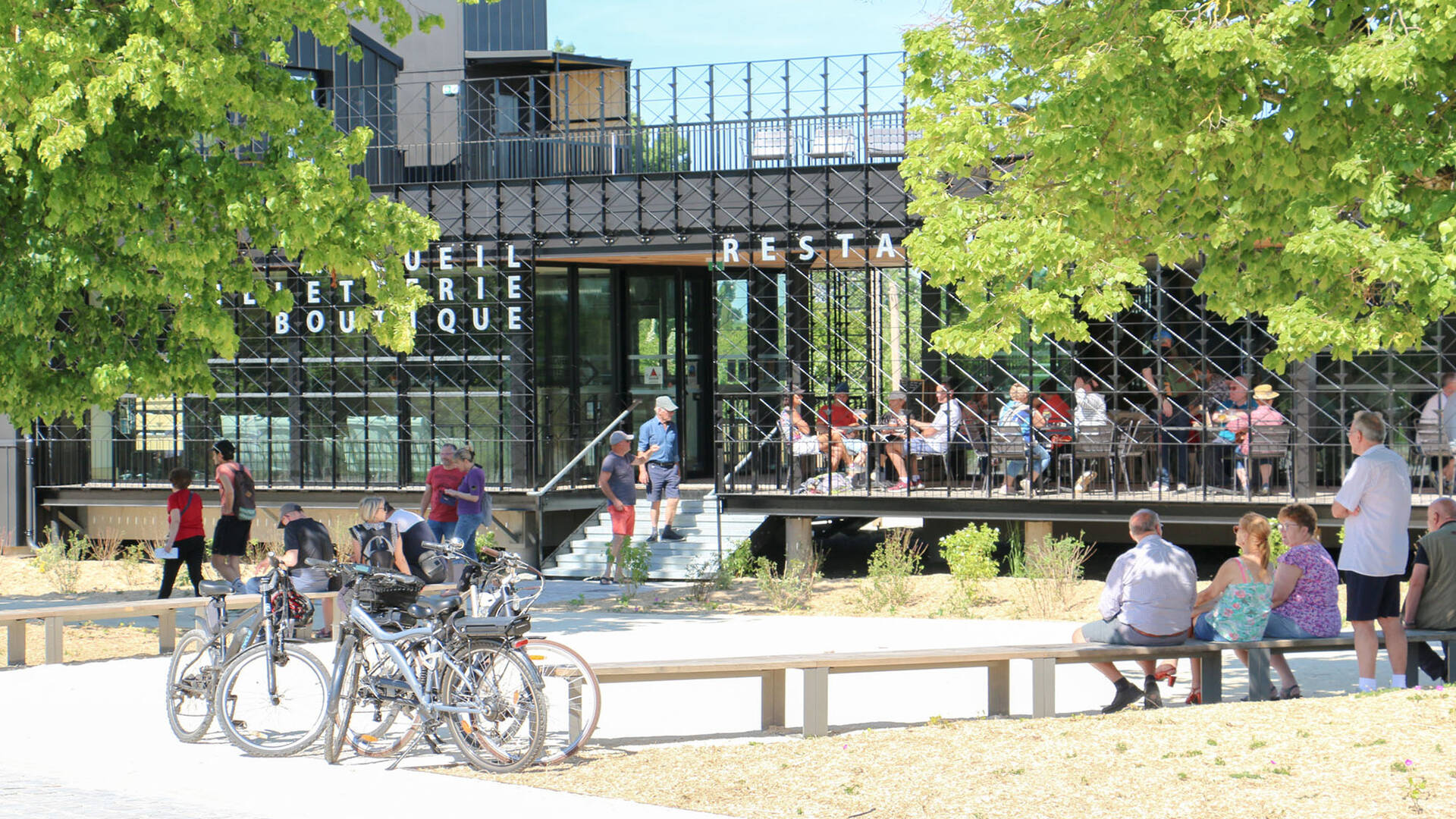 Des promeneurs profite de la douceur du cadre des terrasses du transbordeur