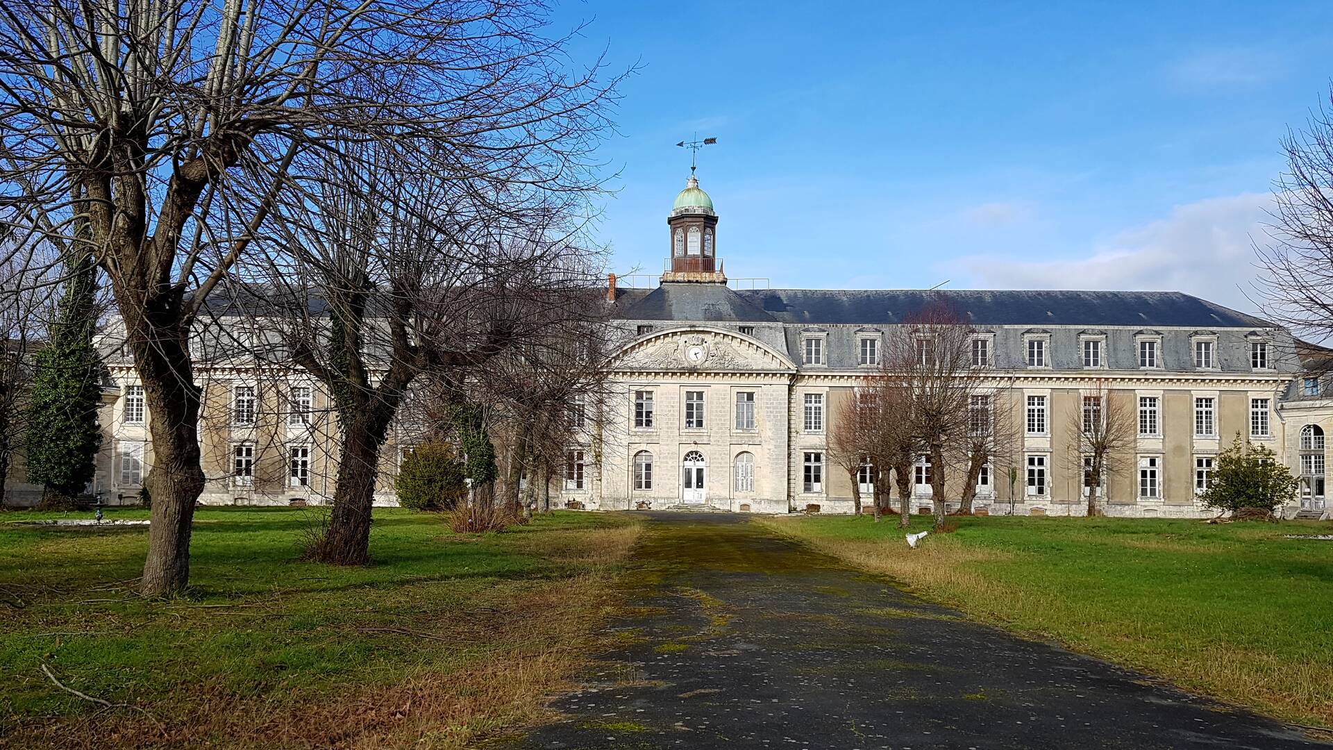 La façade de l'Hôpital, côté cours d'Ablois