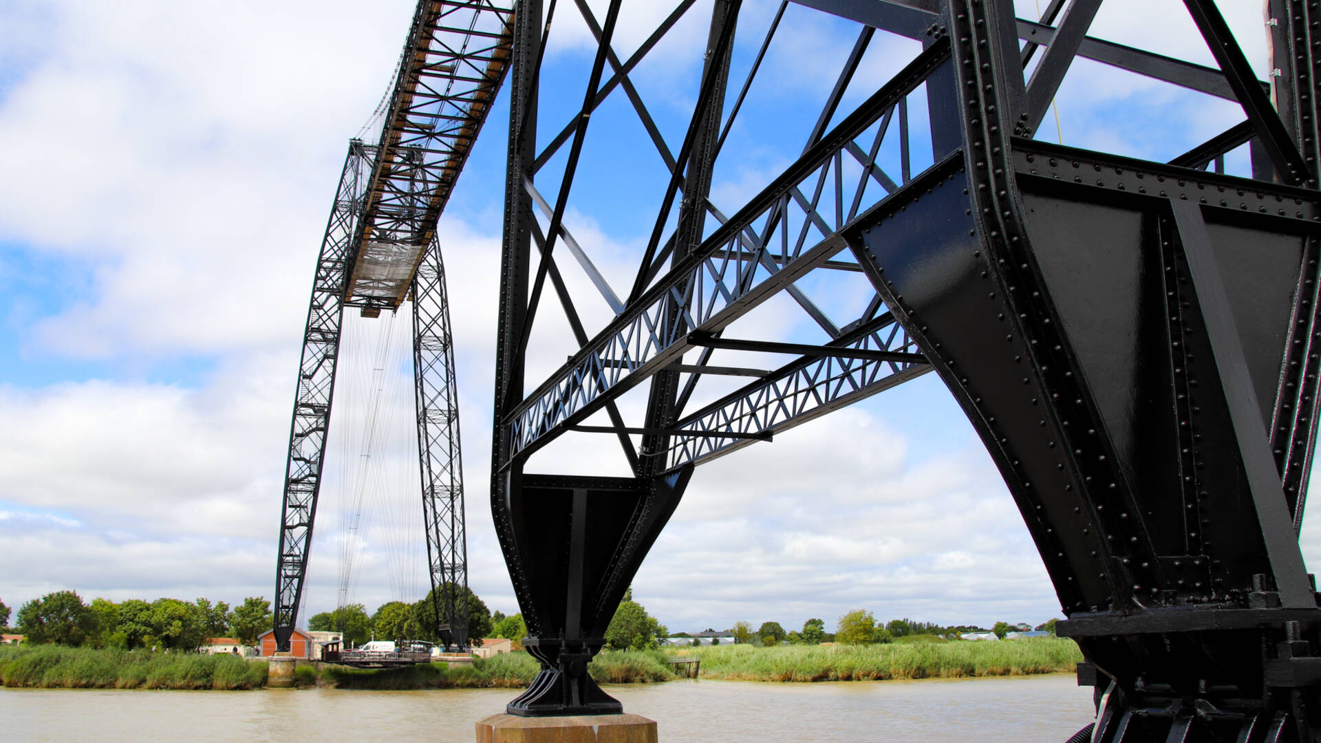 Au pied du Pont Transbordeur