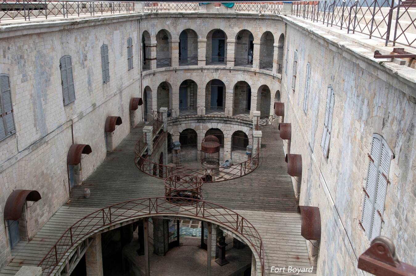 Cour intérieure du Fort Boyard montrant l'architecture militaire française du 19e siècle