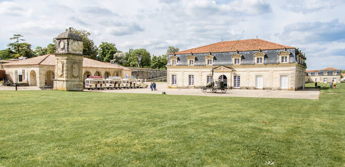 La Corderie Royale et la fontaine vues depuis le jardin en bord de Charente