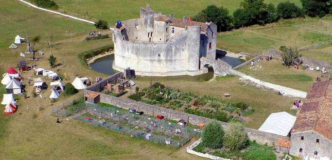 St Jean d’Angle, le château médiéval - © Château fort de St Jean d’Angle