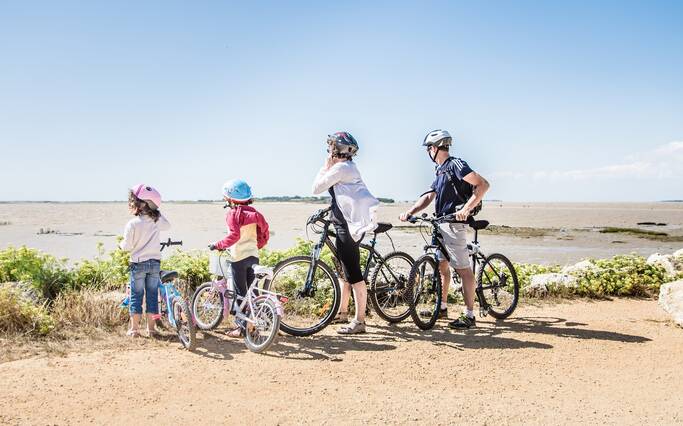 Family bike outing in Rochefort Ocean