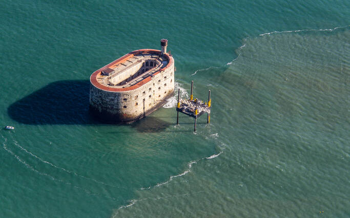 https://www.rochefort-ocean.com/sites/rochefort-ocean-tourisme/files/styles/laptop_rectangle/public/visuelpage/rochefort-ocean-fort-boyard-vue-aerienne_0.jpg?itok=zNBR-zZe