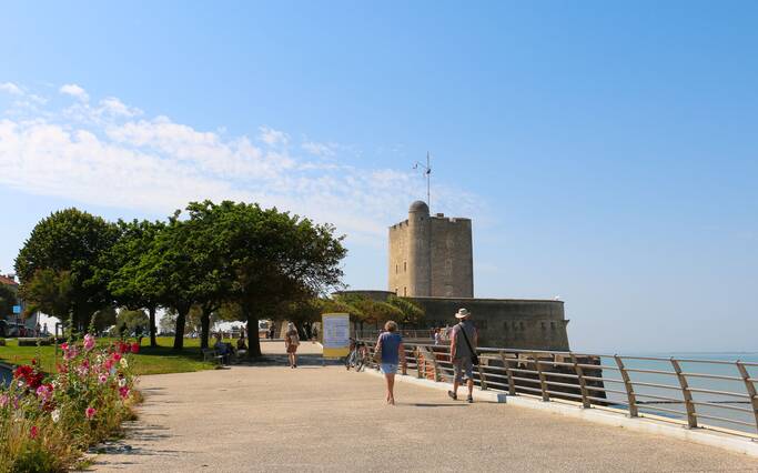 https://www.rochefort-ocean.com/sites/rochefort-ocean-tourisme/files/styles/laptop_rectangle/public/visuelpage/rochefort-ocean-fouras-fort-vauban-velocjuliepaulet1.jpg?itok=7IR-2Qi_