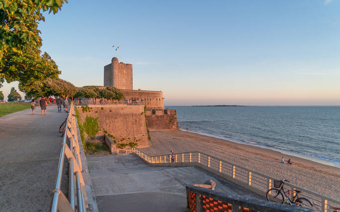Grande plage de Fouras au pied du fort Vauban
