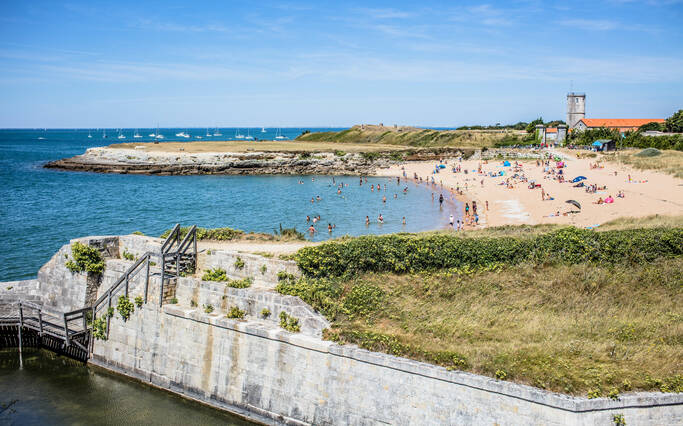 The many landscapes of Aix Island