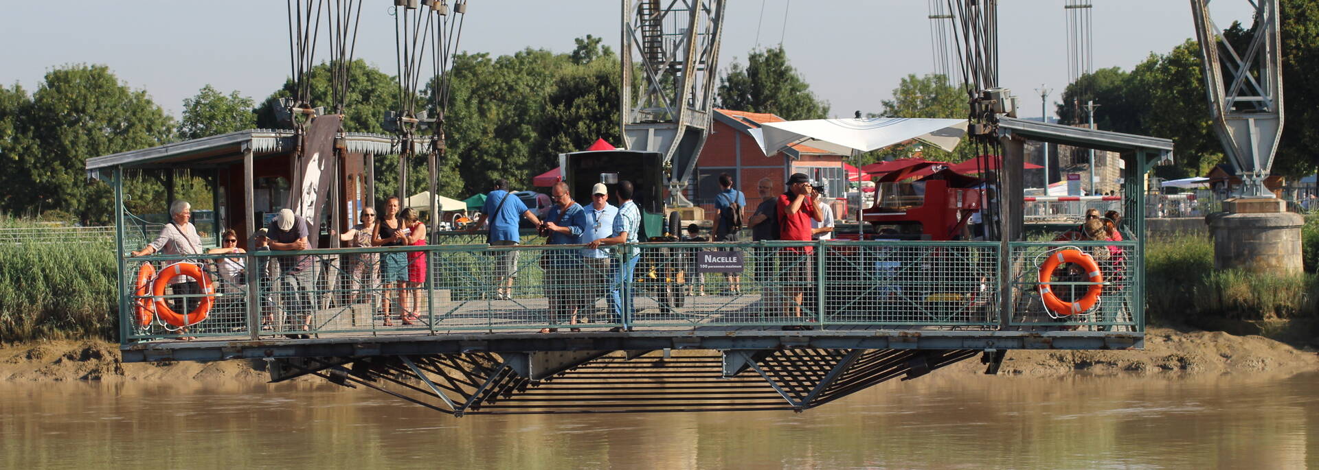 Passagers à bord de la nacelle du Pont Transbordeur d’Echillais