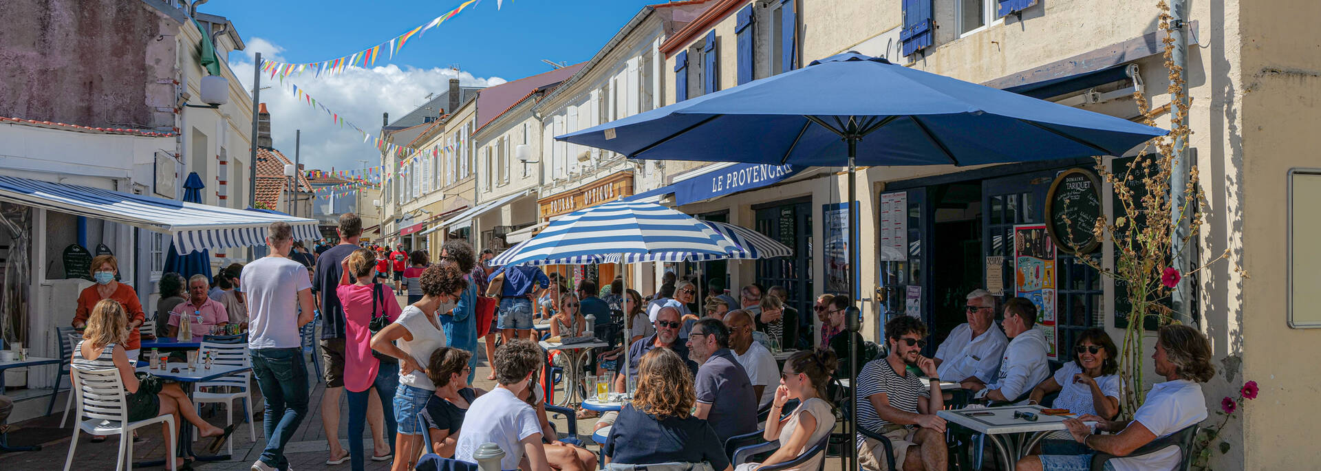 rue de la Halle à Fouras, lieu de convivialité