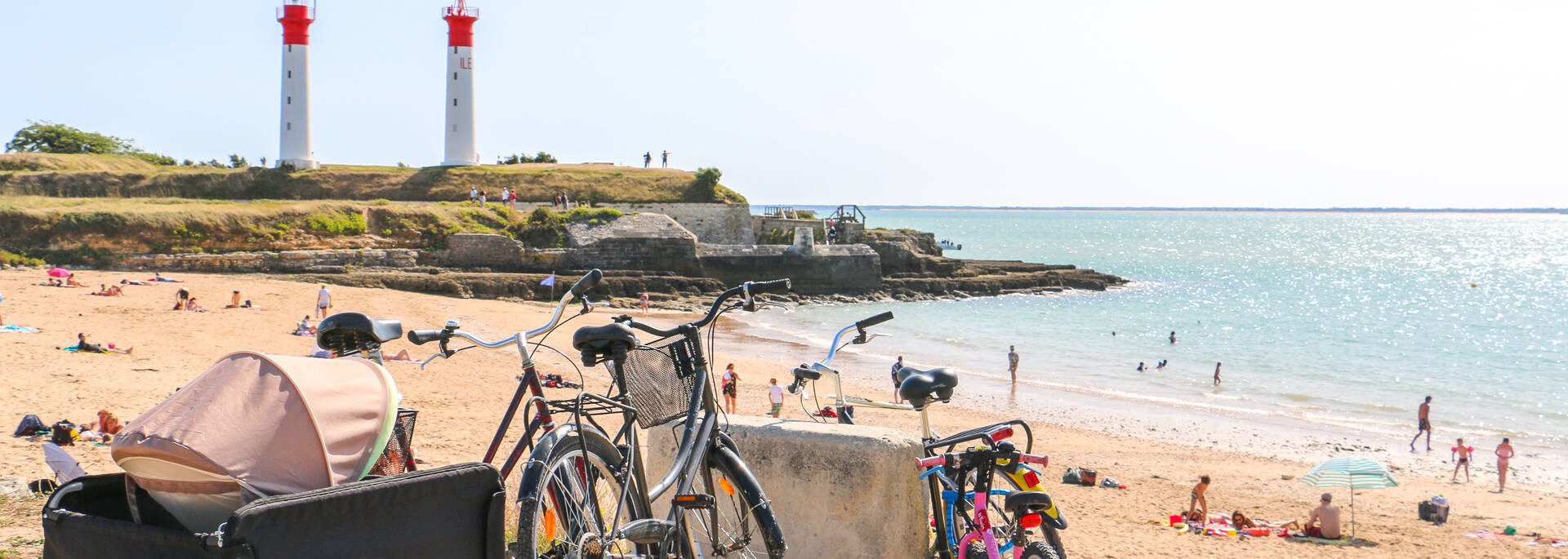 La plage de l'Anse de la Croix & le phare de l’île d’Aix