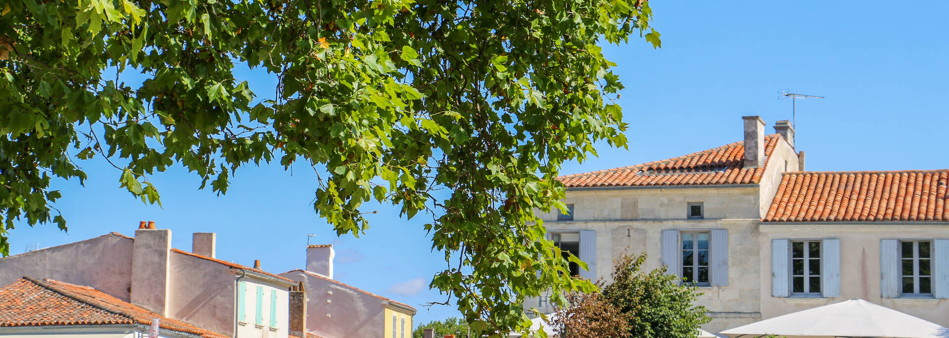 Village aux volets colorés de l’île d’Aix