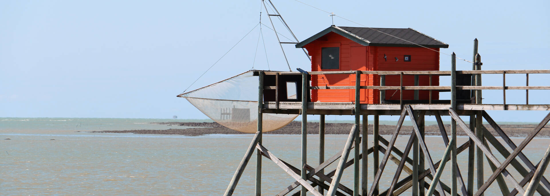 Le fort boyard pris dans les filets du carrelet rouge de l’île Madame