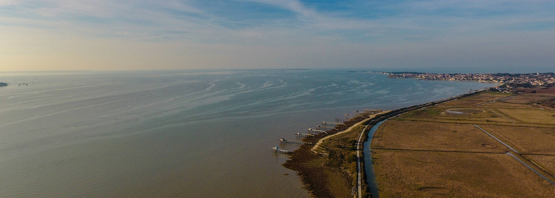 Vue aérienne du chemin de l’estuaire de la Charente avec Fouras-les-Bains en arrière plan - © Images & Émotion