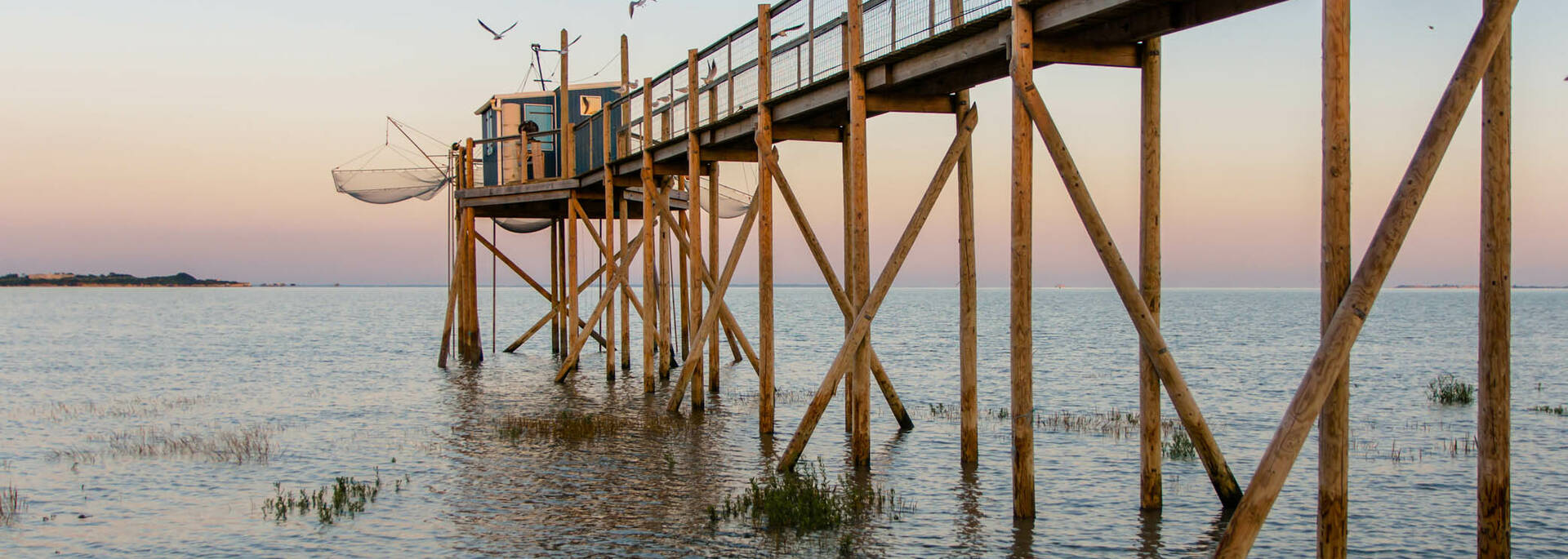 The fishing huts in Rochefort Ocean - © L.Petillon