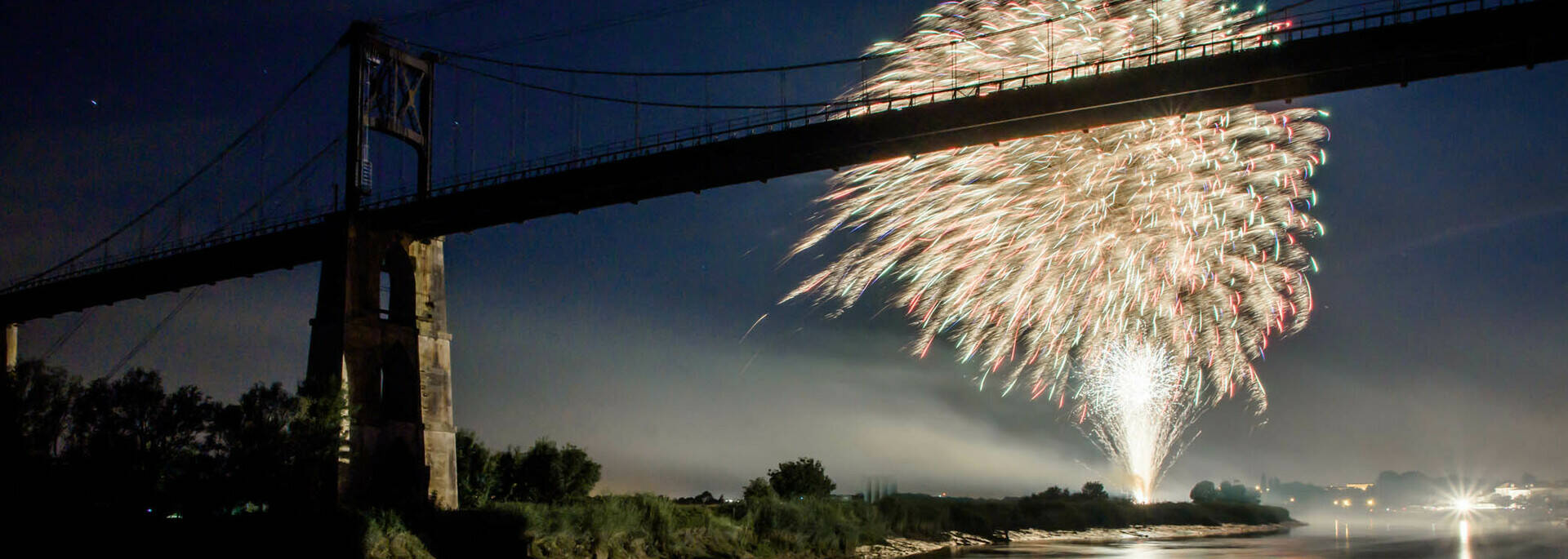 Grand feu d'artifice pour Tonnay fête sa Charente le  14 juillet © L.Pétillon