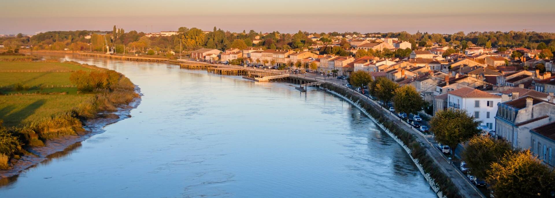 Der Kai von Tonnay-Charente