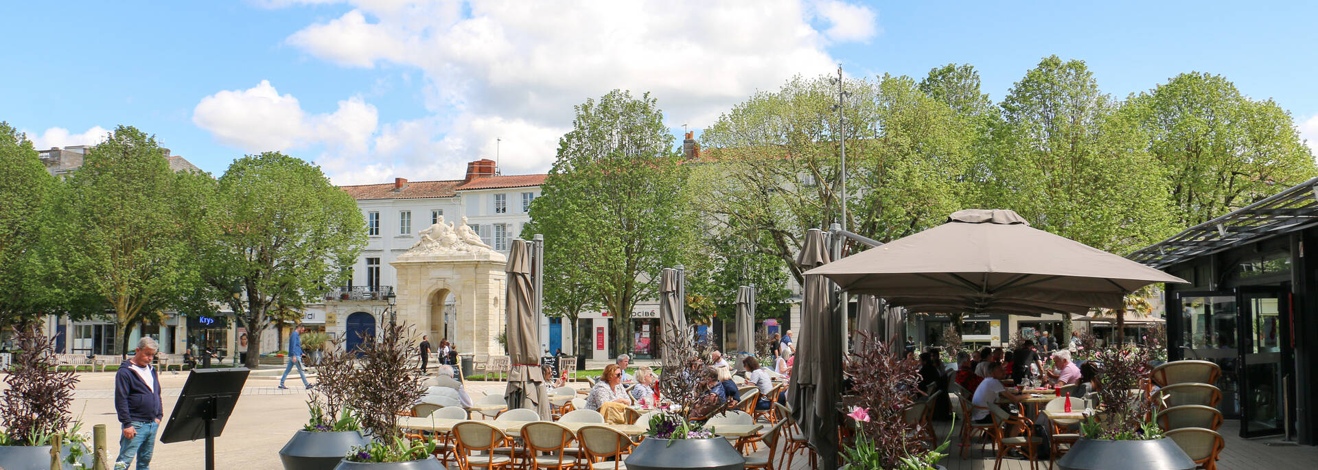 Boire un verre en terrasse et flâner Place Colbert à Rochefort