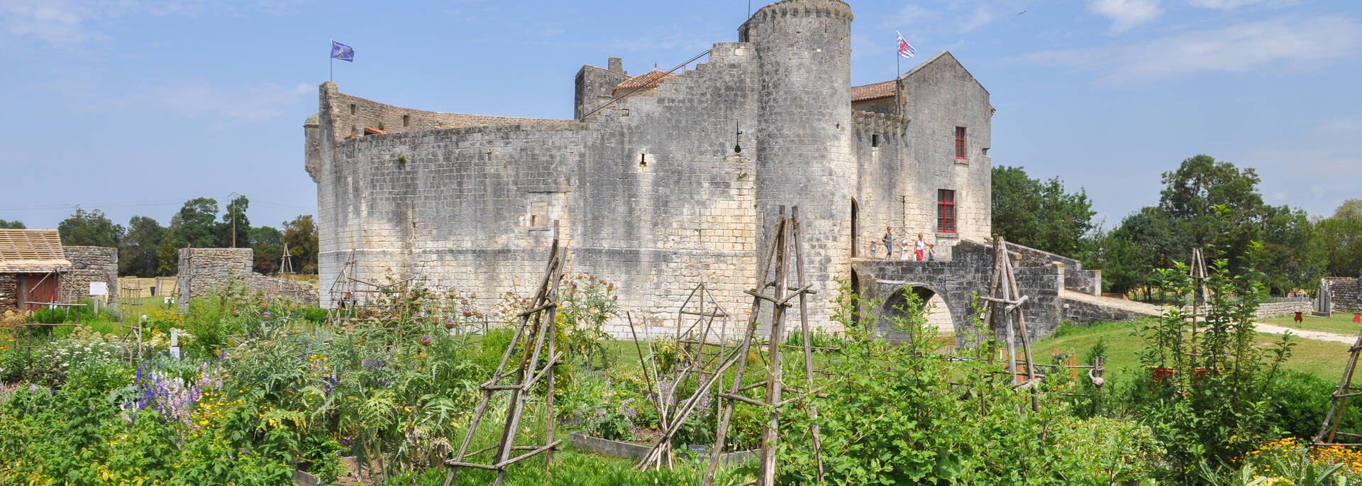 Le château fort de St Jean d'Angle et ses jardins