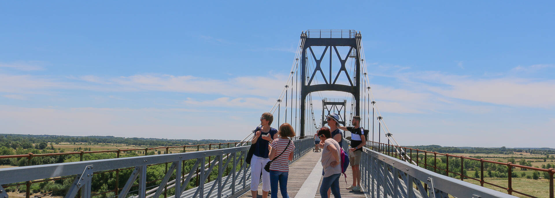Des gens admirant la vue depuis le pont suspendu de Tonnay-Charente