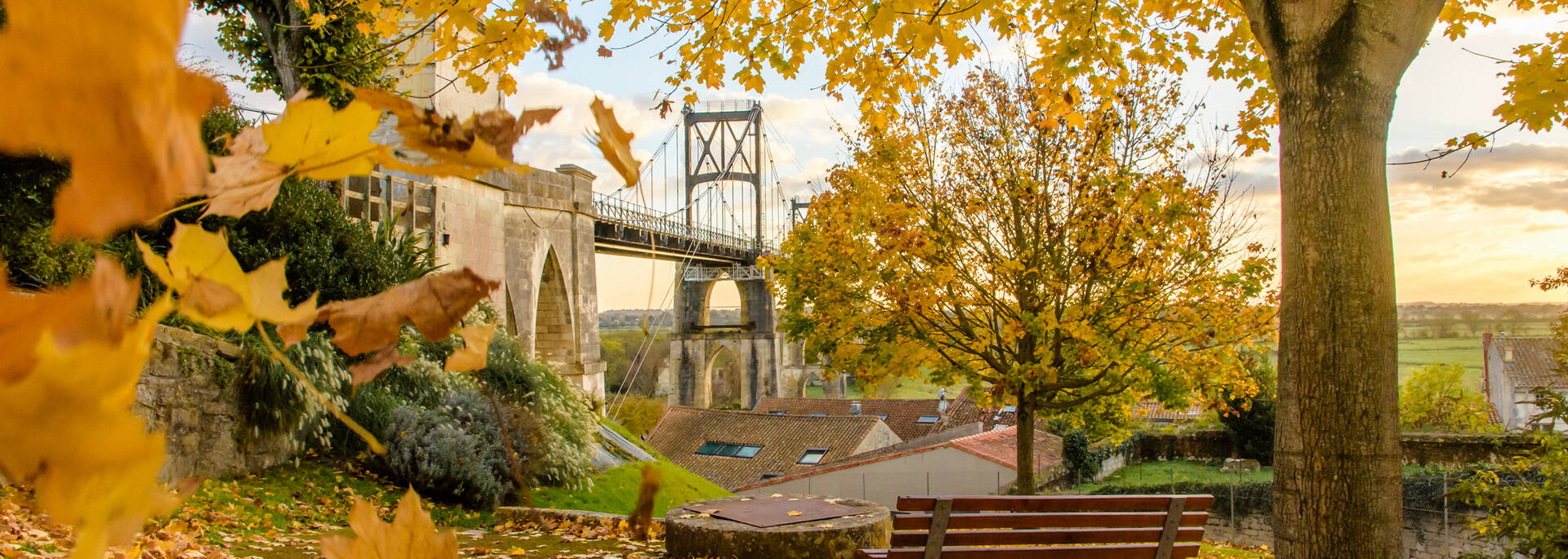 Pont suspendu recouvert de feuilles d'automne