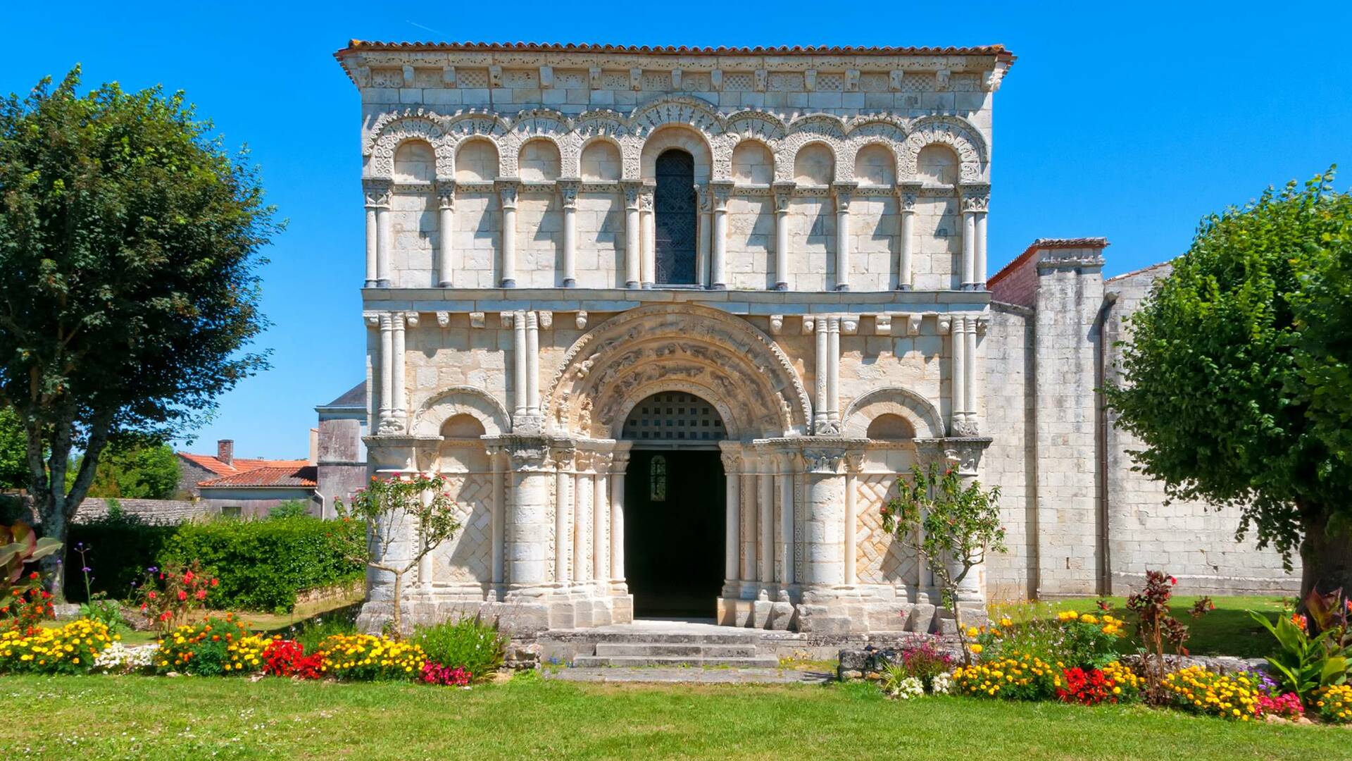 L’église romane Notre Dame de l’Assomption à Échillais - © Vincent Edwell