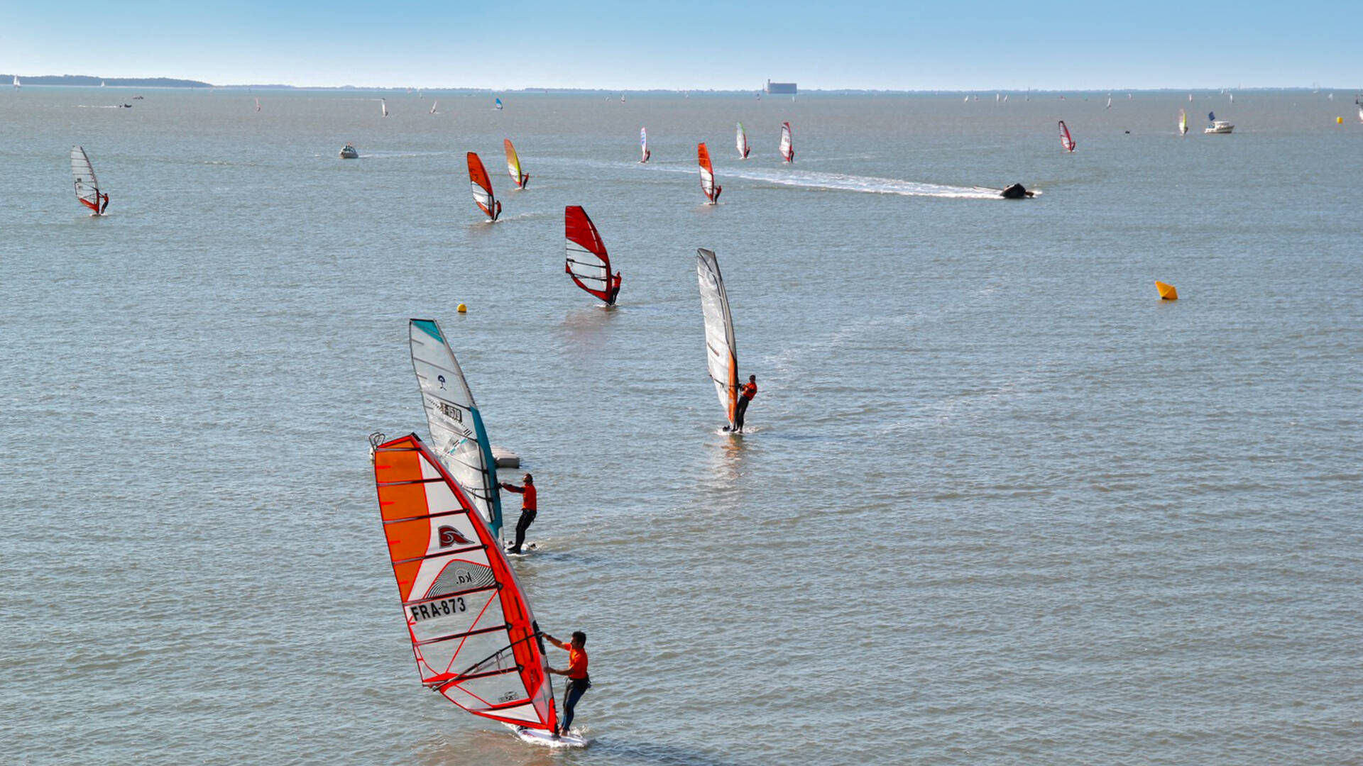 Raid de planches à voile à l’assaut du fort Boyard, au départ de la Grande Plage de Fouras-les-Bains - © Office de tourisme Rochefort Océan