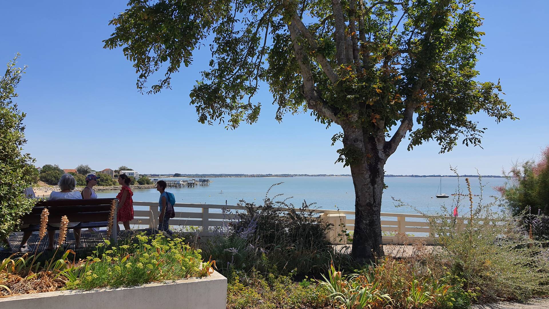 Promenade au bord de la plage Sud ©ChrysECALE