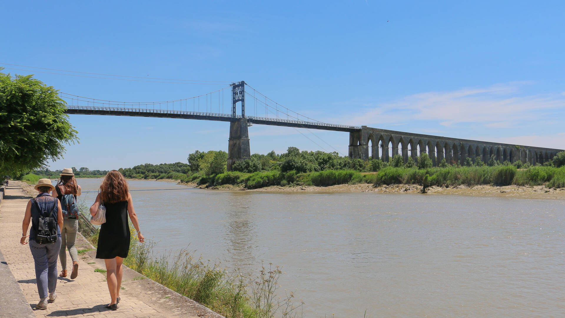 Promenade en bords de Charente, direction le pont Suspendu