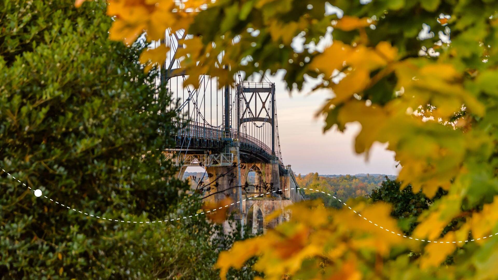 Promenade sur le Pont suspendu de Tonnay-Charente©L.Pétillon