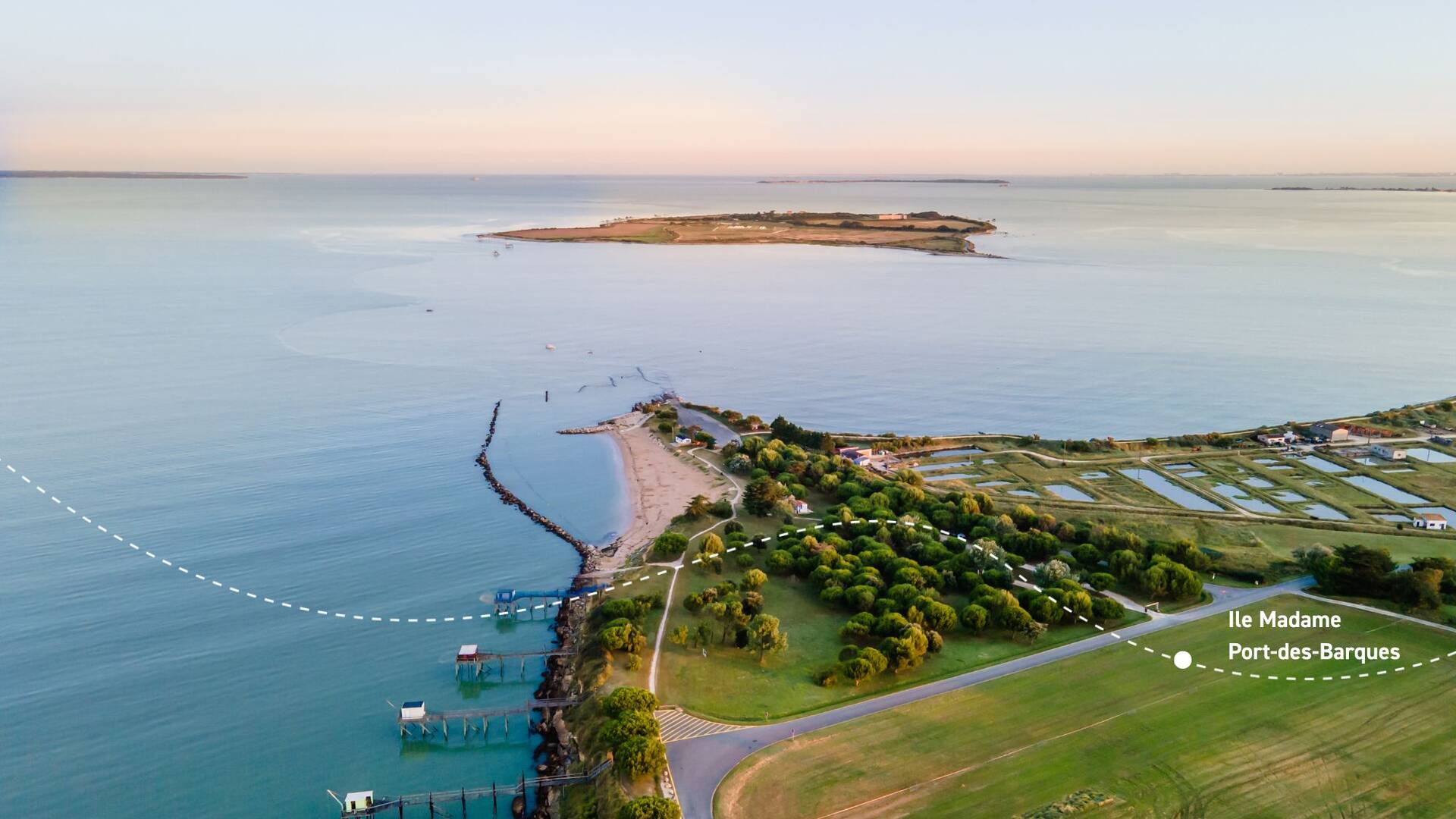 Vue aérienne de l'Ile Madame et Port-des-Barques ©L.Pétillon